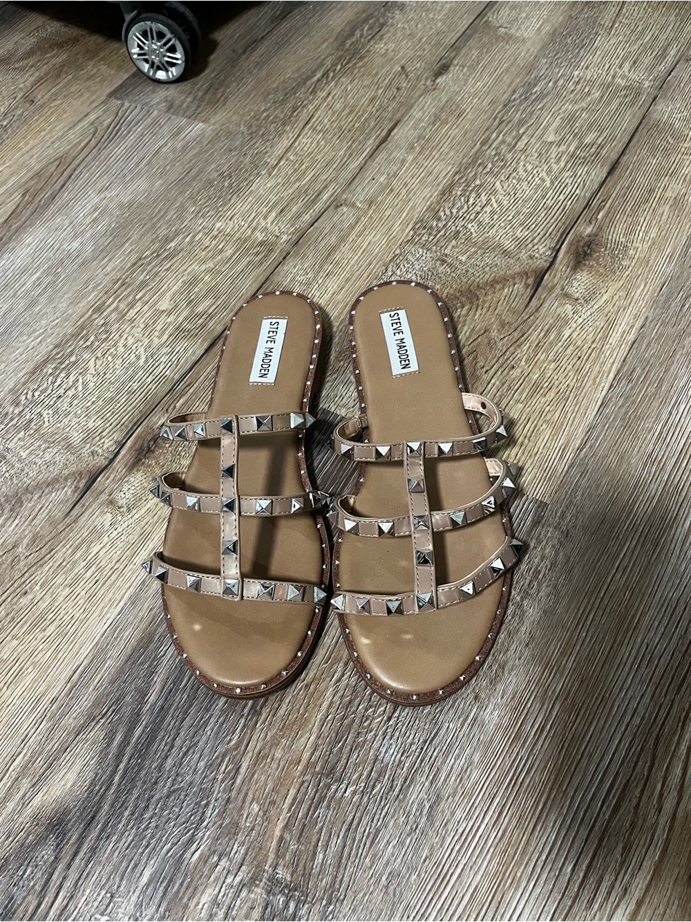 Steve Madden Tan Pyramid-Stud Slide Sandals